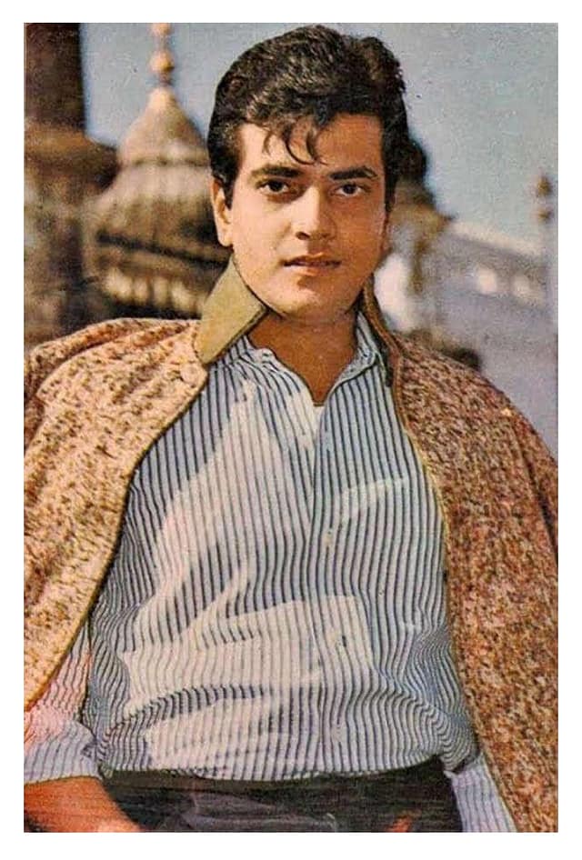 Jitendra kapoor ![Image](https://images.openai.com/static-rsc-4/3a7K8sl799vj3Oo7KcNIPJ0ikccQ1ooNnbRrJzm-w3jog4OEypmswKZSubFnMKYM_ODtZ-LYQkVXGXtQu786whIENJoYQ7hVvnS1yeOt2i4kdmxSaH5-9fGD6brTPKN91OI3VUKv7bUq9t1IY87u32SY2Sfkn2y27ICzuNqYSYIon9Tx1FH5Aak4MPv9bVJM?purpose=fullsize) ![Image](https://images.openai.com/static-rsc-4/xklwiLsmXIHyBc7IcMnauc4XmkFjrb7ENRoHVzMaCxnb-Gj8Mu-4mgW2td8tqS1_FI9HZhKZ5QlWixN-OnhPw15n826bmIkO8FqqC-0cP7eDnlaojVBgFjFVP56P3dzhqoOMAqUkuVgGqXrVETpMLxrnbaVUsSRw1yommY3yvKNLgJvjnSii6iVWPBC_WyRm?purpose=fullsize) ![Image](https://images.openai.com/static-rsc-4/qaPSjNmlvhonwghRH5JDQc_WaWrevz-HrejfChly_sCSlZY_SC77YZPzHwCs0L47tE8zraQDjTrX1eqilPzhjCQfNI0RUdTNxki-Hr2uURcPP-ZJP1Y0WptUBkvKv4QwXo-vlGKZ4eMoZ2ElYMPJZXpiE9UCWseIXVKpuTzOo09rJQ10Z2v3Hg0Ja0wgBPS1?purpose=fullsize) ![Image](https://images.openai.com/static-rsc-4/b-_xa9A4H_YliAlqw8UP3c07bq5XyVlNgA_jPiEg87OiuesYUPK9fez0zlF2nvm42ZwjDM4pKGSpd1NqJlg4VYsTLQ7CTkFwSVP-aKYP_c8Gt-o2prfLH2-41H0hxBXrkMMQZurFXaDigXq_SkxPUu8KUlGH6lCeI8518_DNrhGdpo0DleL2l8FPO2_H_KKT?purpose=fullsize) ![Image](https://images.openai.com/static-rsc-4/6EODqrwYX_K3yLR_lTUHjGVc3zogiEBKXNVD6NF2pP1Msd2MYeIUMuLRZQuny2T0zaDl1l5BMaM5G0OPKFR6C-TsIZLVAN4E5RaTFwEFvJ79-oiERKf_hNtcpQMKcNIpvD5i4xlkNcYHmQ9BX8E6pqhFKjmQycQfO0PIN8ioys7gv1WCwmzmwednHdcI4Pnr?purpose=fullsize) ![Image](https://images.openai.com/static-rsc-4/OrpqDRACoDrsv_REOqATzQRcmqyj1rRG7O2JqaLnId3g4AMhbdprM7JmVSnQNGoeed8gMseL-ZP_3SvMU2h3eyFccTCd83I5p46gRopAAyQRAZ30og_LLFgWoUZsVjFogusmZ7UscmjLz9fR81T5Xu4g_8fooCkrb8L0-7bI16WLfUzw7QsbKeFJDwWHq0py?purpose=fullsize) ![Image](https://images.openai.com/static-rsc-4/fPRMKKcMh9qlS3UMWzjG65c1lRFzLyRcNCqo0UF-f8AGoK1ki4b84-_gdjGkV6md0zg856CVEJKeqQdUBuxBMnNbV6NjEPEci5HLIgIoJ0jqsuglX-ncxjxFBlOLPcW_-1rx27TsXbLRuqwm73wvFZQS9hHt7cI-I2nOOOPK1hsLo-5Mhq8AdjCQIYzyUu-L?purpose=fullsize) ভারতীয় সিনেমার ইতিহাসে এমন কিছু অভিনেতা আছেন, যাঁদের স্টাইল, নাচ এবং ব্যক্তিত্ব পুরো একটি প্রজন্মকে প্রভাবিত করেছে। সেই তালিকার অন্যতম উজ্জ্বল নাম Jeetendra Kapoor। বলিউডে তিনি পরিচিত ছিলেন “জাম্পিং জ্যাক” নামে। তাঁর দ্রুত নাচ, সাদা জুতো, রঙিন পোশাক এবং প্রাণবন্ত অভিনয় তাঁকে অন্য সবার থেকে আলাদা করে তুলেছিল। ১৯৬০-এর দশকে অভিনয় জীবন শুরু করে তিনি ৭০, ৮০ এবং ৯০-এর দশক পর্যন্ত বলিউডে একচ্ছত্র জনপ্রিয়তা বজায় রেখেছিলেন। তাঁর সিনেমা মানেই ছিল বিনোদনের পূর্ণ প্যাকেজ—রোম্যান্স, কমেডি, পারিবারিক আবেগ এবং দুর্দান্ত গান। এই বিশেষ ব্লগ পোস্টে তুলে ধরা হলো জিতেন্দ্র কাপুরের বছরভিত্তিক উল্লেখযোগ্য সিনেমা এবং সেই সিনেমাগুলোর জনপ্রিয় গানগুলোর বিস্তৃত তালিকা। ([উইকিপিডিয়া][1]) --- # ১৯৬০-এর দশক: স্বপ্নের শুরু জিতেন্দ্রর আসল নাম ছিল রবি কাপুর। তিনি ধীরে ধীরে ছোট চরিত্র থেকে নিজের জায়গা তৈরি করেন। এই সময়ে তাঁর অভিনয়ে সরলতা এবং তারুণ্যের ছাপ দর্শকদের মন জয় করতে শুরু করে। --- # ১৯৬৪ – প্রথম বড় সুযোগ ### সিনেমা * Geet Gaya Patharon Ne ![Image](https://images.openai.com/static-rsc-4/oFZbr5S_gstaICMfxSMqXVAOMlerj0i5iJTfpfINqHaLXK-zQHSvpgujHuIMy4t2HZDaI_UG_UJuq0ei_IwGmYm2d3VYMfPn_79zMqaROCH8Z23v2yOPDONWkX98CsCO8RGsxd0QEZjbpcrNeqyQOLPTrf2G78vVAjsAQdPsDVPYRr2kmqJjjIQAHc39cri8?purpose=fullsize) ![Image](https://images.openai.com/static-rsc-4/gVTDAHjsyuMk6TVzdaqio